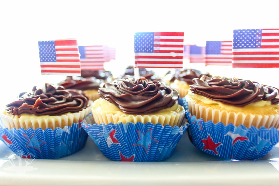 If you love the flavor of Boston cream anything, you will go crazy for these addicting Boston Cream Pie Cupcakes. Yellow cupcakes filled with vanilla pudding and topped with a creamy chocolate frosting, these Boston Cream Pie Cupcakes definitely won't disappoint.