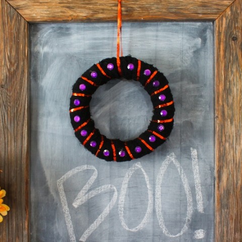 Here's an EASY Mini Halloween Wreath you can whip up in no time! Plus it's made from items you can find at most dollar stores.