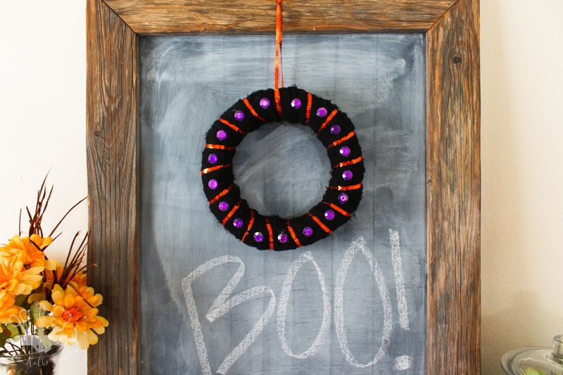 Here's an EASY Mini Halloween Wreath you can whip up in no time! Plus it's made from items you can find at most dollar stores.