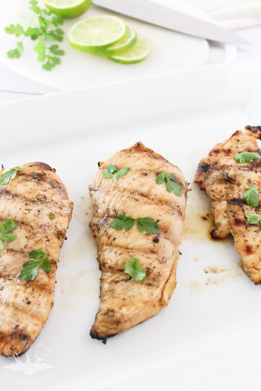 Facile marinata di pollo al cilantro e lime in 30 minuti. Perfetta per le grigliate estive! 