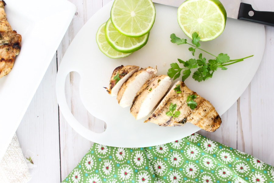 Marinată ușoară de pui cu cilantro și lime în 30 de minute. Perfect pentru grătarul de vară!