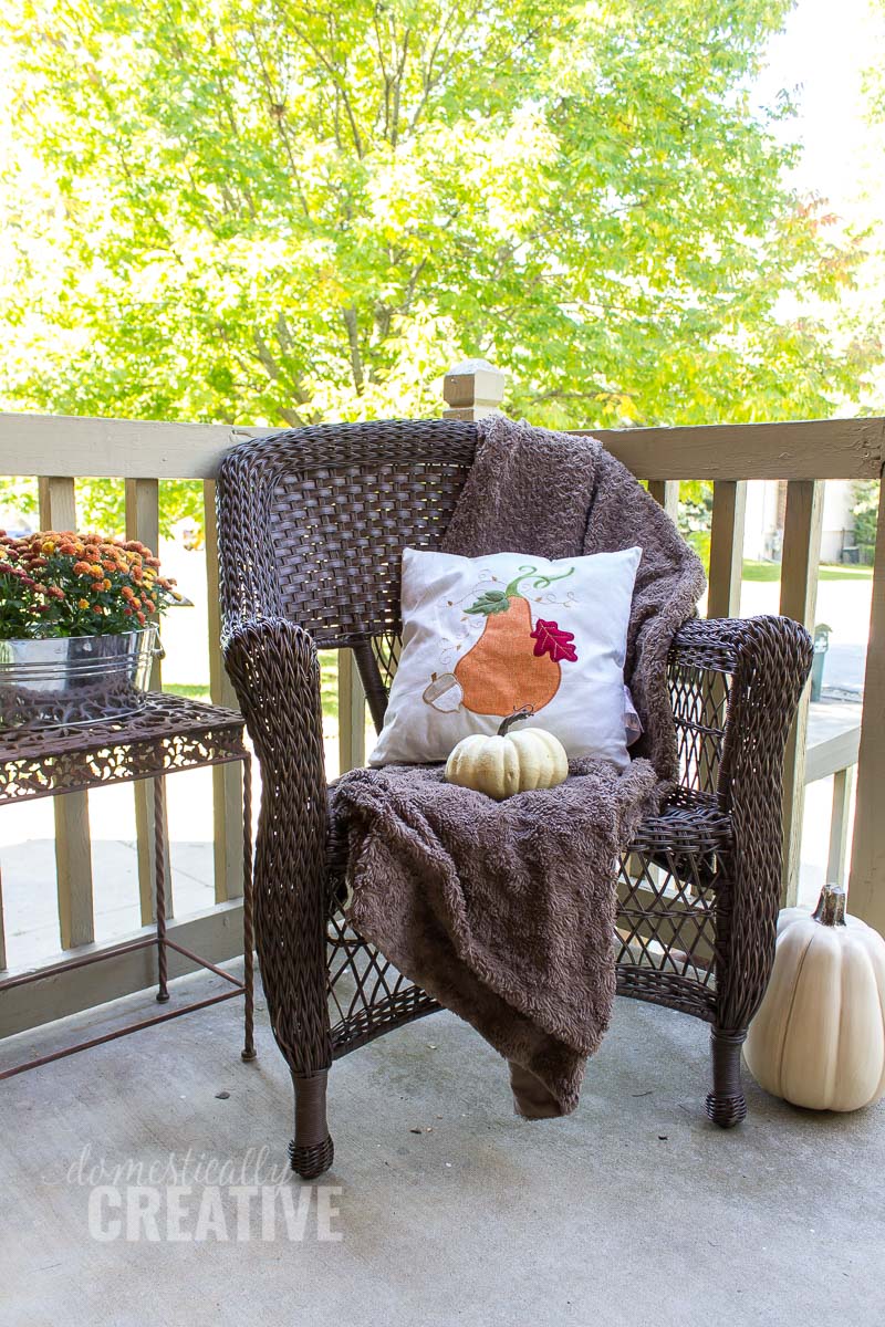 Cozy up to Fall and create a warm, inviting, and stylish Fall front porch #ad #LowesFallDecor #IC