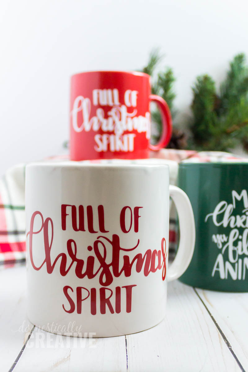 A quick and easy Christmas gift idea--hand lettered coffee mugs. Download your free cut files! #handletteredmug #christmasgift #christmascoffeemug #handletteredcoffeemug