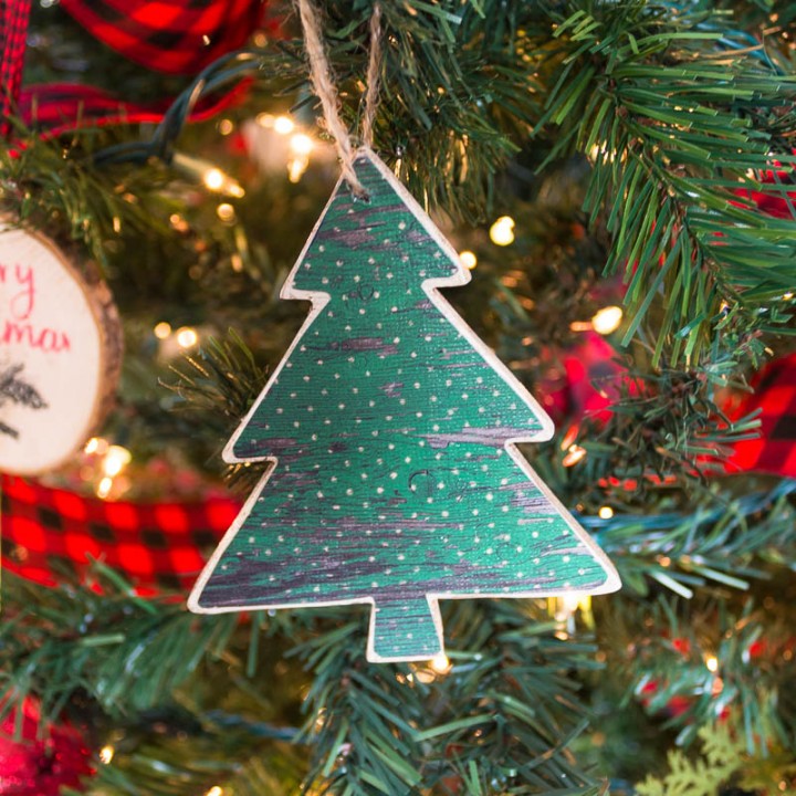 How cute would these Scrapbook paper Christmas ornaments look on the tree? #christmasornament #handmadeornament #christmas #scrapbookpaper #scrapbookpaperornament